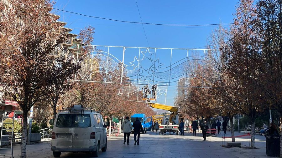 Priştine Meydanları Yılsonu Kutlamaları İçin Süslenmeye Başladı