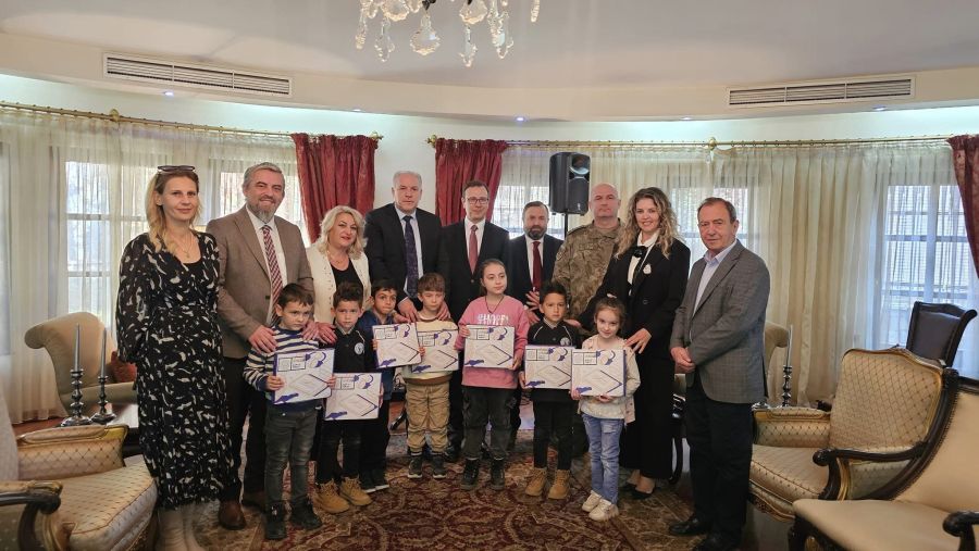 Gilan, Dobruçan ve Mitroviça Öğrencilerine Tabletler Hediye Edildi