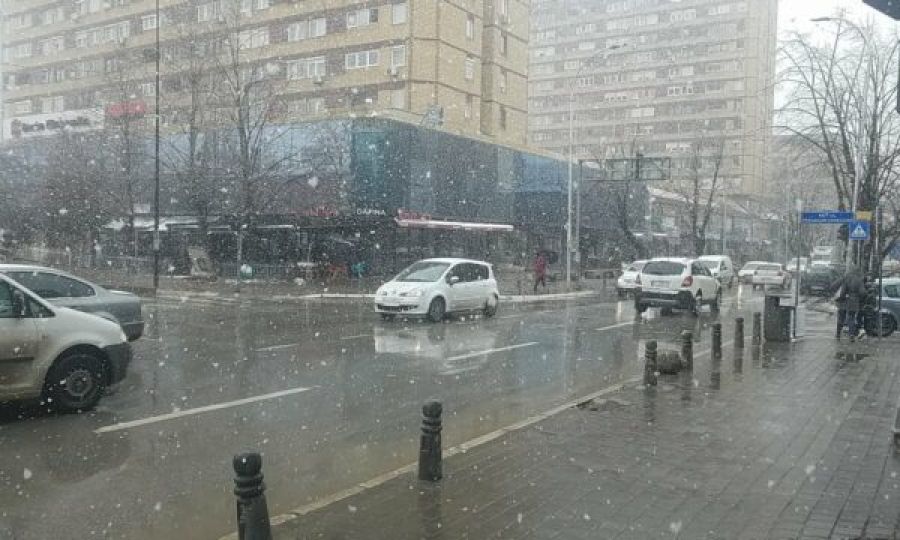 Priştine’de Kar Yağıyor