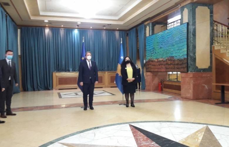 Osmani,  Varhelyi’yi Kabul Etti