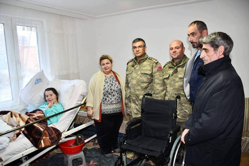 Türk Askeri Kosova'da Engellilere Tekerlekli Sandalye Yardımında Bulundu