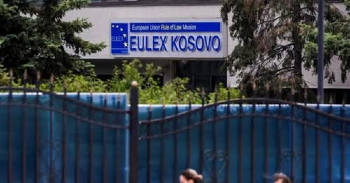 Gergin Protestoların Ardından EULEX Binası Önünde Sakin Sabah