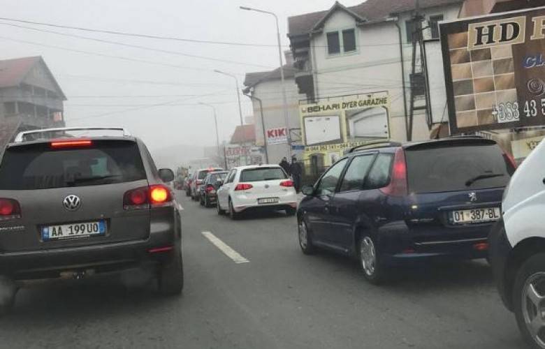 Priştine'ye Girişlerde Uzun Araç Kuyrukları