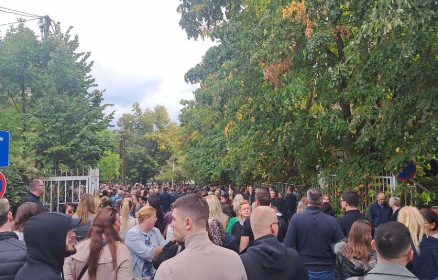 Kuzey Mitroviça'daki Polis Karakolu Önünde Protesto