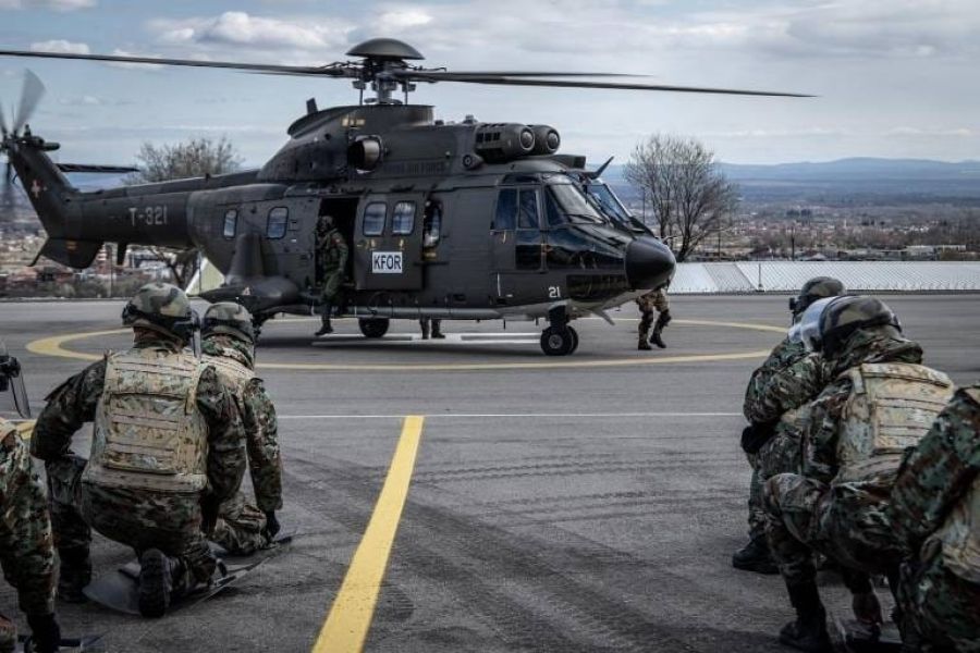 KFOR Askerleri İsyanda Helikopter Kullanımı İçin Eğitiliyor