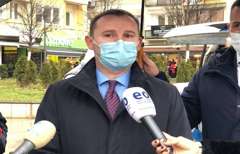 Zemaj,  Meydanda Yapılan Testleri Denetledi
