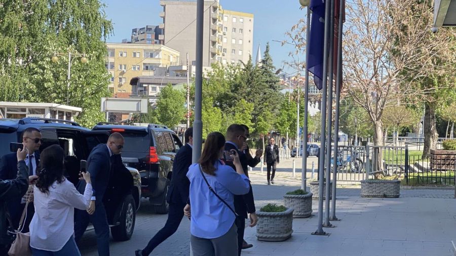 Kurti, Meclis’e Sessizce Geldi