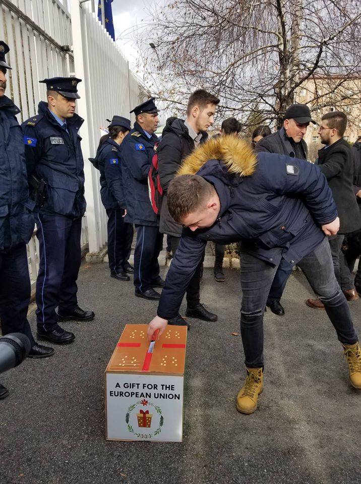 Protestoda Üniversite Öğrencilerinin AB’ye Hediyesi