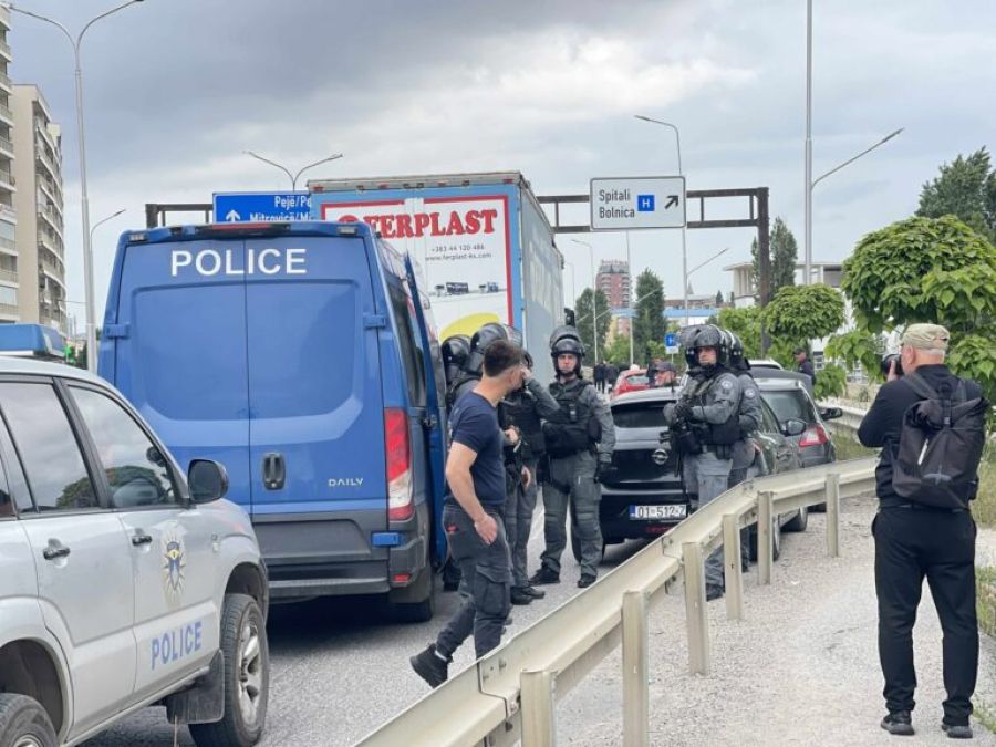 Kosova Polisi Protestocuların Bloke Ettiği Yola Müdahale Etti 