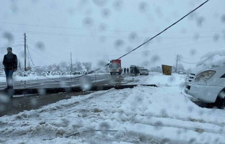 Priştine –Mitroviça Yolunda Bir Elektrik Direği Düştü