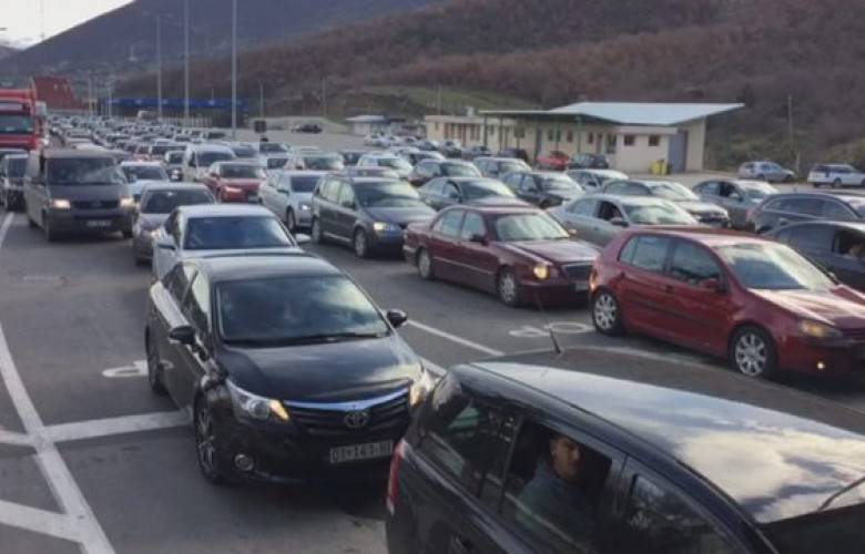 Kosovalılar Bugün Arnavutluk’a Akın Etti, Sınırda Uzun Kuyruk Oluştu