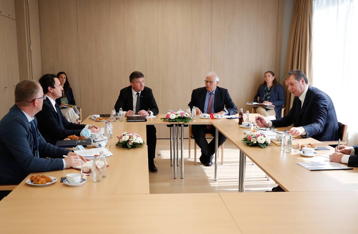 Borell, Diyalog İçin Kurti ve Vuçiç’i Brüksel’e Çağırdı