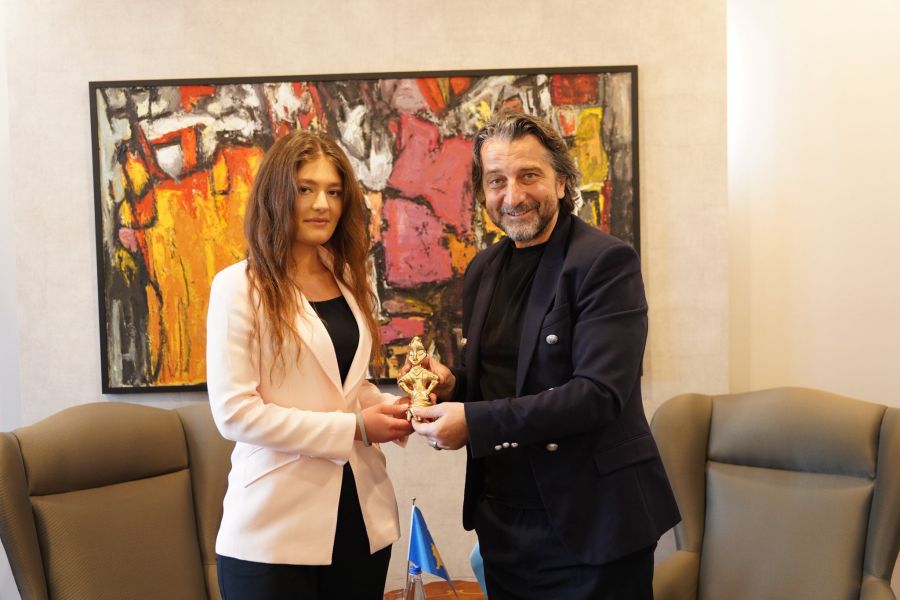 Kosova’nın İlk ve Tek Kadın Formula Pilotu, Rama Tarafından Ağırlandı