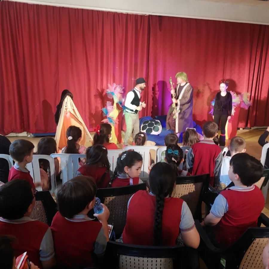 Art Theatre’dan Priştineli Çocuklara Oyun Sunuldu