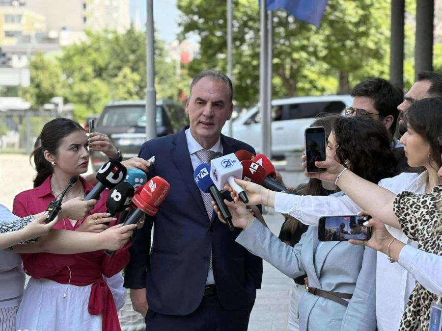 Abdixhiku'nun Birlik Hükümeti'ni Bize Resmen Takdim Etmesini Bekliyorum