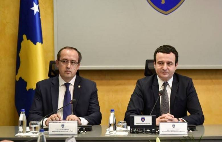 Kurti, Hoti Hükümetini Parti Esasınca İstihdamlar ve Atamalar Nedeniyle Suçluyor