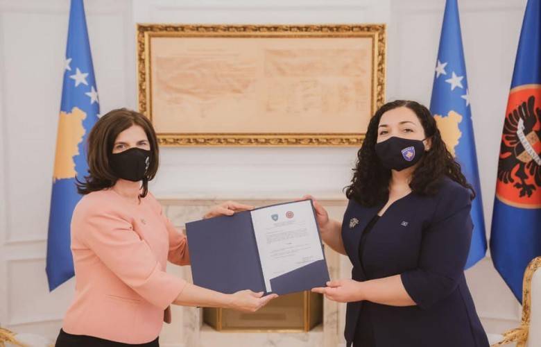 Osmani, Ramadani Ailesi’ne “Kosova Kahramanı” Nişanı  Kopyasını Takdim Etti
