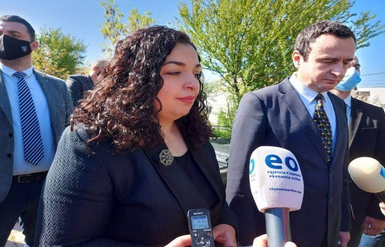 Osmani ve Kurti,  Agani’yi Mezarı Başında Andılar