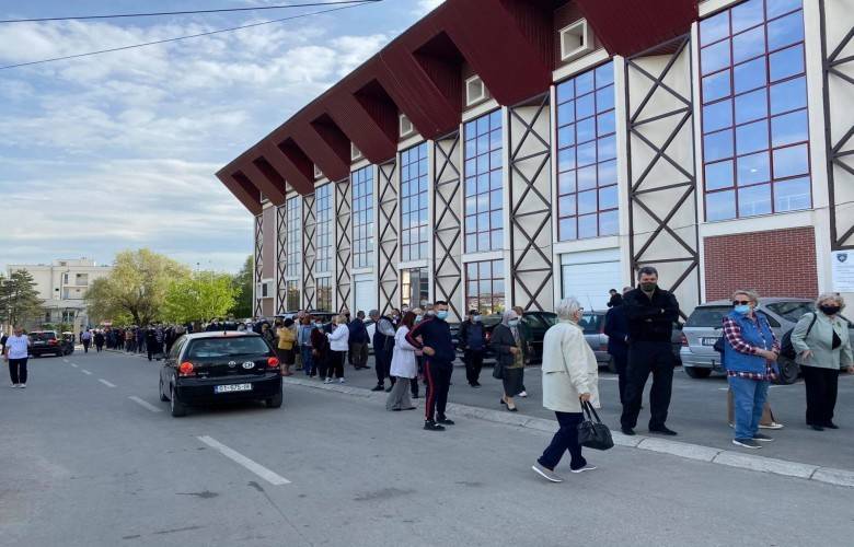 Aşı Olmak İçin Vatandaşlar Uzun Kuyruk Oluşturdu