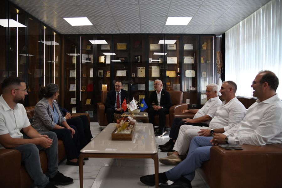 Büyükelçi Angılı, “Balkan Yetimleri” Huzurevi’ni Ziyaret Etti