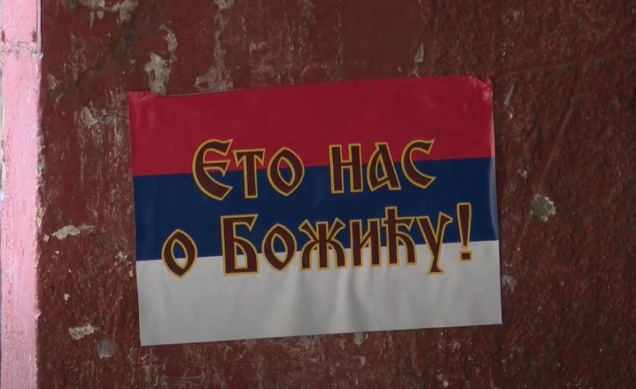Kosova'nın Kuzeyi Sırp Posterleri, Bayrakları ve Duvar Yazılarıyla Doldu