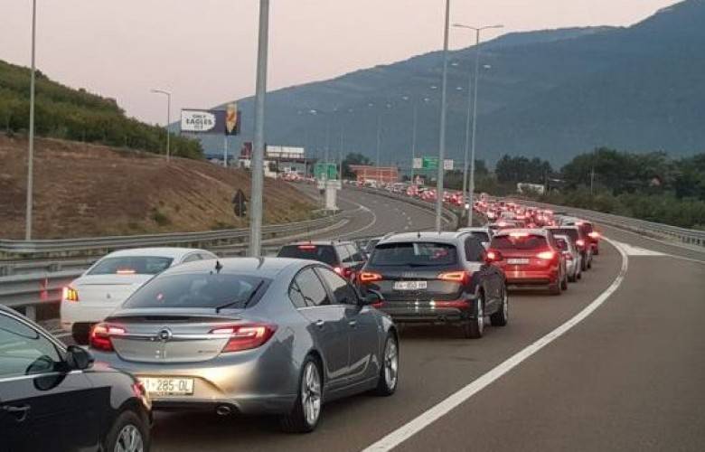 Kosovalılar Arnavutluk’a Akın Ediyor
