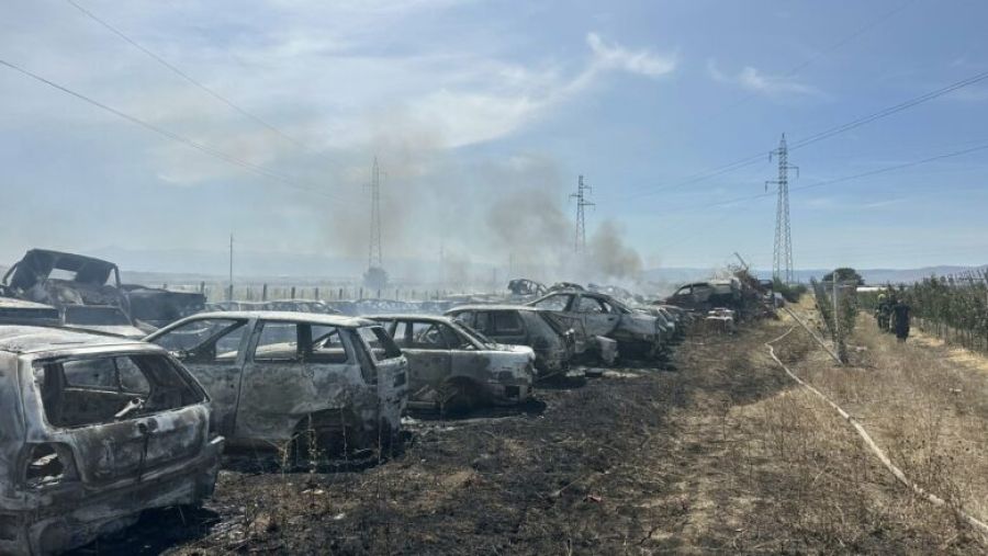 Priştine’nin Hajvali Semtinde  Bir Oto Deposunda Yangın