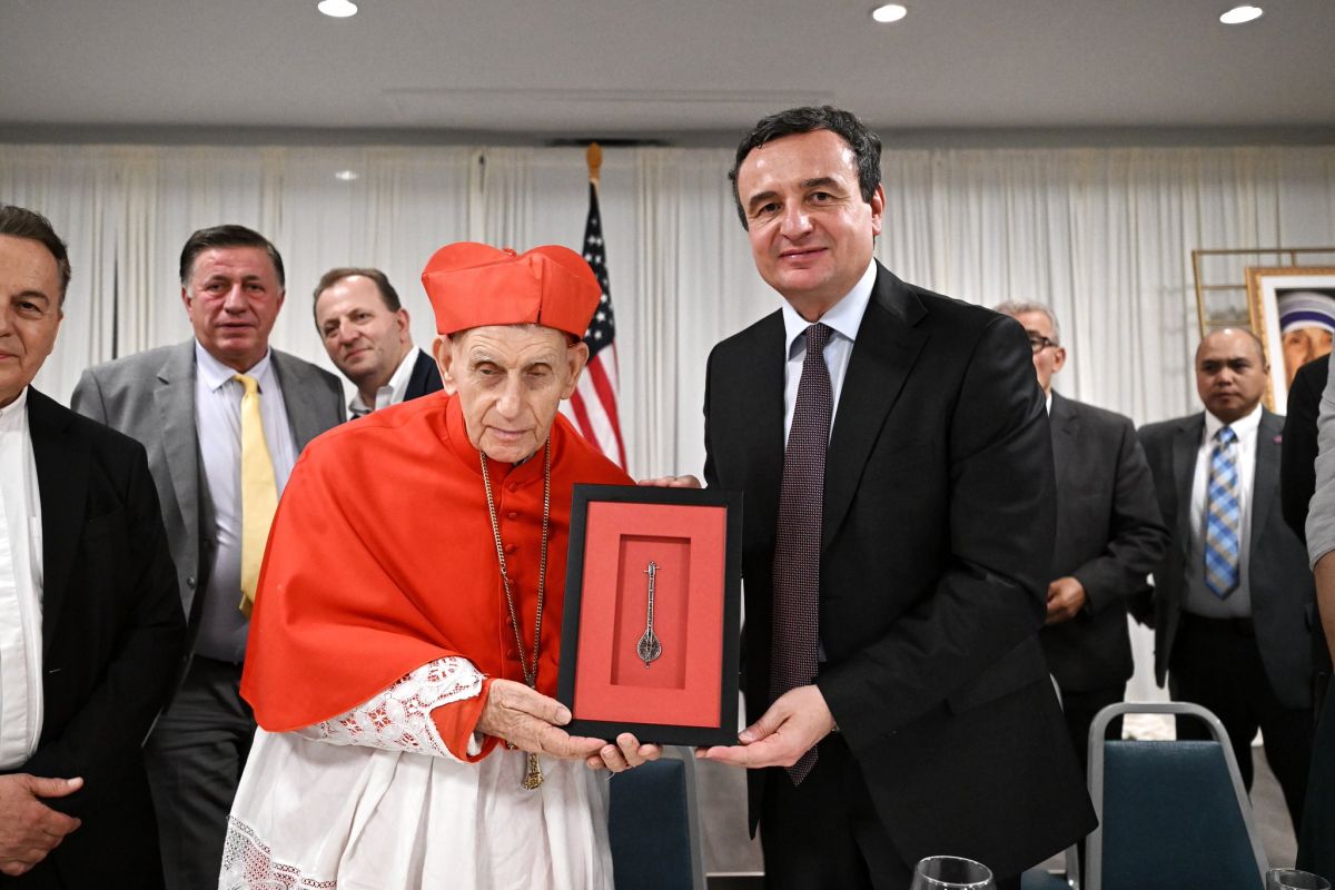 Kurti, New York'ta Arnavut Katolik Kilisesi'ndeki Ayine Katıldı