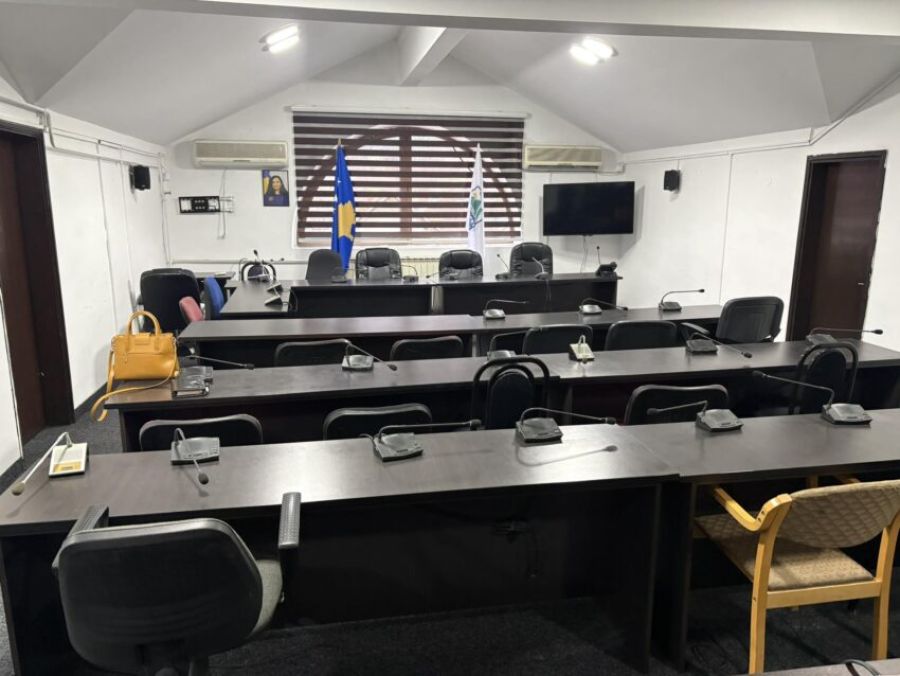 Kuzey Mitroviça Belediye Meclisi Salonunda Kosova Sembolleri Yerleştirildi