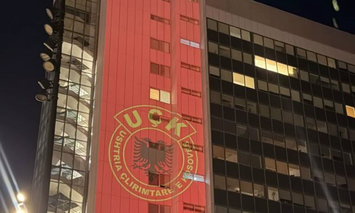 Protesto Ardından Hükümet Binası UÇK Bayrağıyla Aydınlatıldı