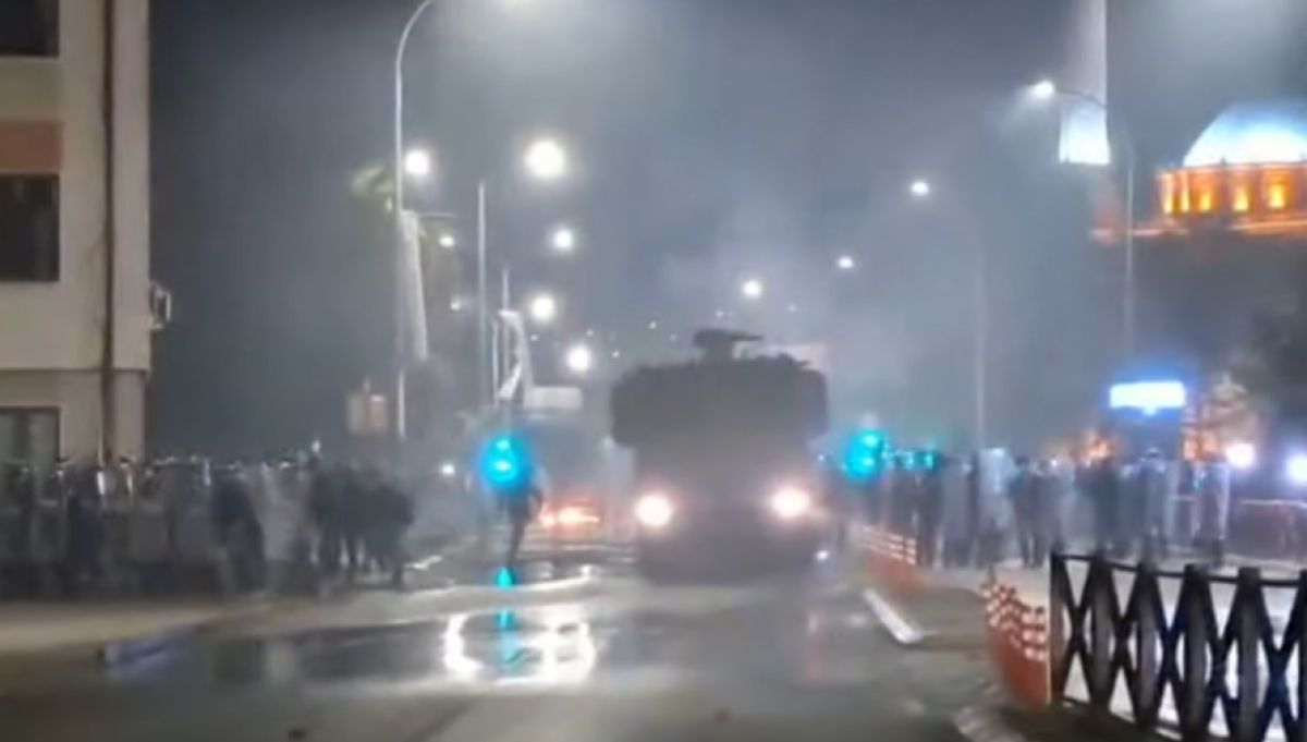 Protestoda Polis Tazyikli Su Aracını Kullanmaya Hazır