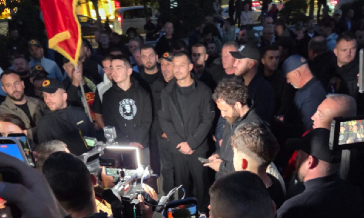 Protestocular Meclis Önünde: Özel Mahkemeler Yasasının Oylanması Talep Ediliyor