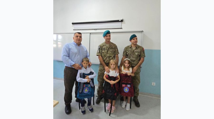 Türk Askerinden Mamuşa Öğrencilerine  Eğitim Desteği