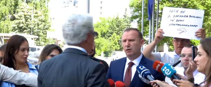 Meclis Önünde LDK Milletvekili Zemaj ile Avukat Koci Arasında Tartışma 