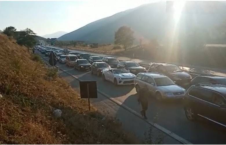 Vırmiça’da Kosova’ya Girmek için Kilometrelerce Araç Kuyruğu