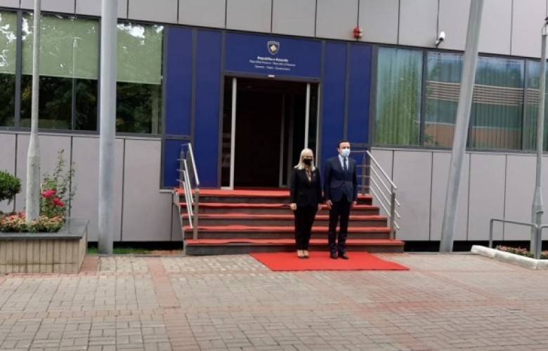Kurti, Arnavutluk Parlamento Başkanı Lindita Nikolla'yı Kabul Etti