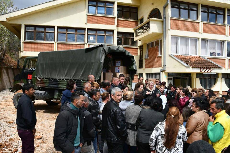 Türk Askerinden Deçan Halkına Yardım