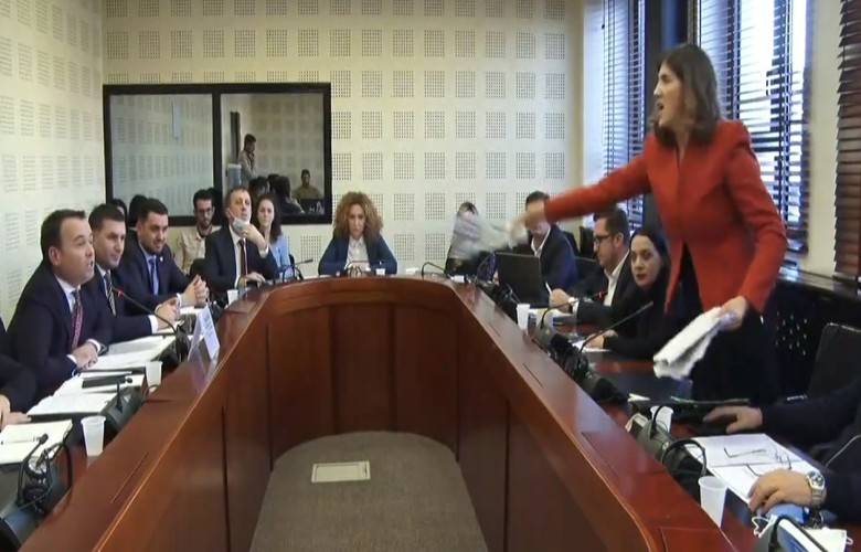 Komisyonda Gerilim, Milletvekili Bakana Bardakla Su Attı