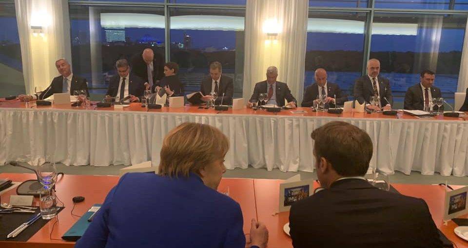Kosova-Sırbistan İçin Paris Zirvesi Ertelendi
