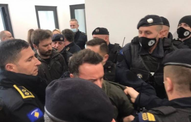 Polis Müdahale Etti; Molliqaj, Krasniqi ve Diğerlerini Gözaltına Aldı