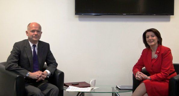 Jahjaga, Britanya Dışişleri Bakanı Hague ile Görüştü