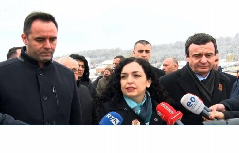 Osmani, Konjufca ve Kurti, Prekaz’da Saygı Duruşunda