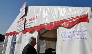 Thaçi, Boru Fabrikası Eski İşçilerine Destek Vaat Etti