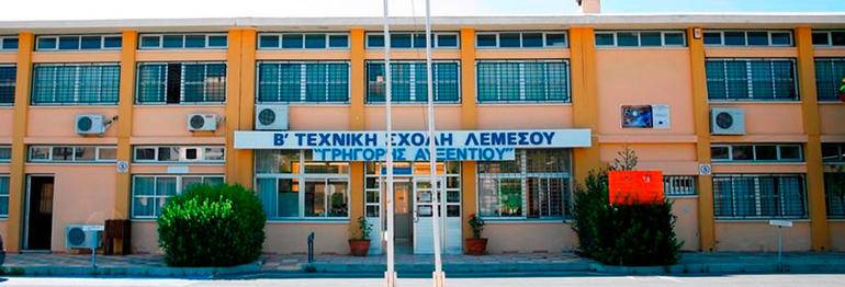 Rumlar okuldaki mozaik döşemeyi ‘Türk’ diye söktüler