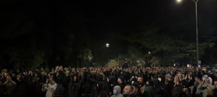  Karadağ Hükümet Binası önünde göçmenlere karşı protesto