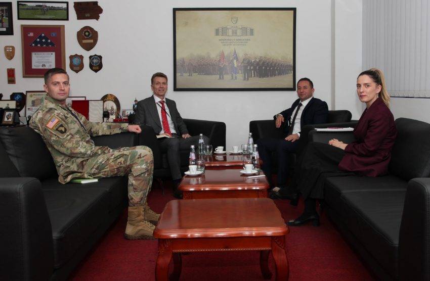 Kosova Savunma Bakanı Ekibine Bir Amerikalı Katıldı