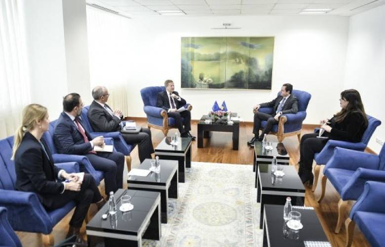 Kurti, Szunyog ve Devenport’u Kabul Etti