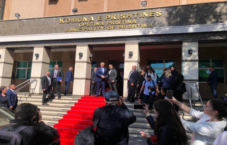 Djukanoviç Priştine Belediyesi’nde Şehrin Anahtarıyla Onurlandırıldı