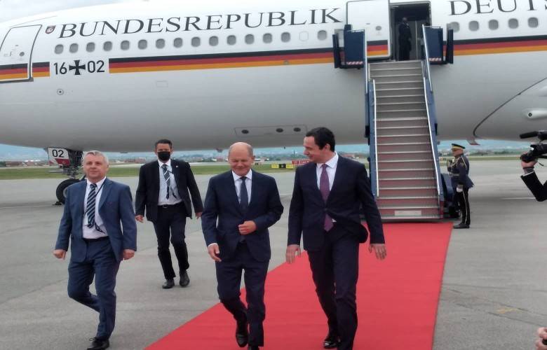 Scholz,  Priştine’ye Vardı