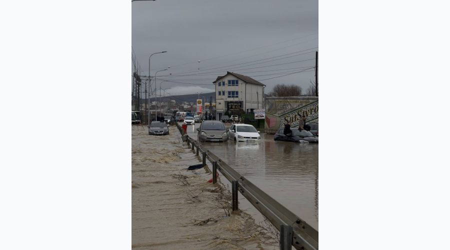 Drenas’ta Yollar Kapandı, Elektrik Kesildi, Bazı Aileler Tahliye Edildi